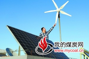 4月6日，申请个人卖电业务的居民董强在调试自家屋顶装置的光伏太阳能板和风力发电设备。