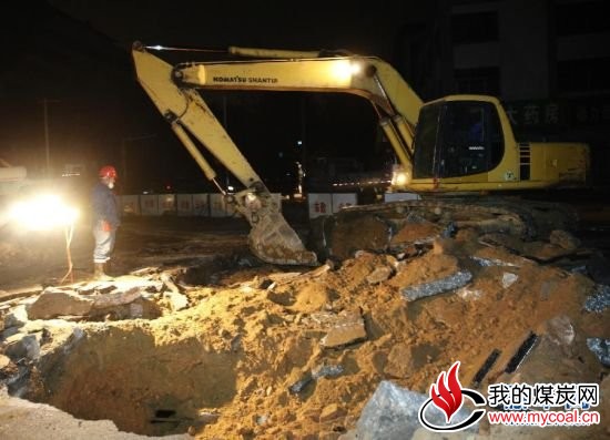 11月22日,在山东省青岛经济技术开发区中石化输油管道爆燃事故现场,救援人员正积极抢险。青岛经济技术开发区工委宣传部提供的消息,据消防部门不断搜救和卫生部门最新统计,截至当日18时,输油管道爆燃事故已造成35人死亡,其他伤亡情况正在核实中。新华社记者 王申 摄