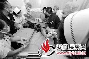 7月27日，一名获救矿工被送到鹤岗市人民医院救治。新华社发