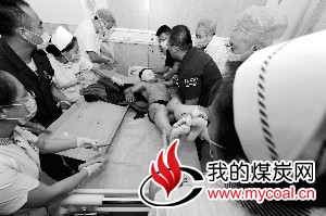 7月27日,一名获救矿工被送到鹤岗市人民医院救治。新华社发