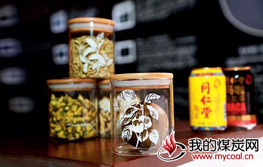 p62 2015 年凉茶市场销售收入突破500 亿元，巨大的市场吸引力让有着300 多年历史的老字号同仁堂也玩起了跨界。