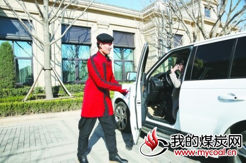 3月24日，北京市亦庄开发区某高端楼盘，丁女士参观完样板间，载着好友离开销售中心。该楼盘每套房子售价在880万元到8800万元之间，自2014年年底开盘以来，价格已上涨30%。