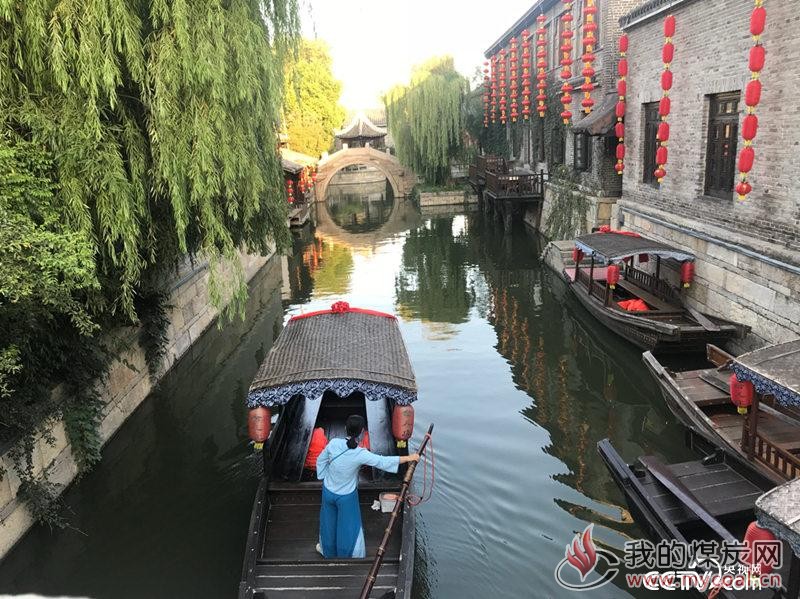  在风景如画的台儿庄古城景区，不时能看到行走在水街之间的游船。（王莉莉/摄）