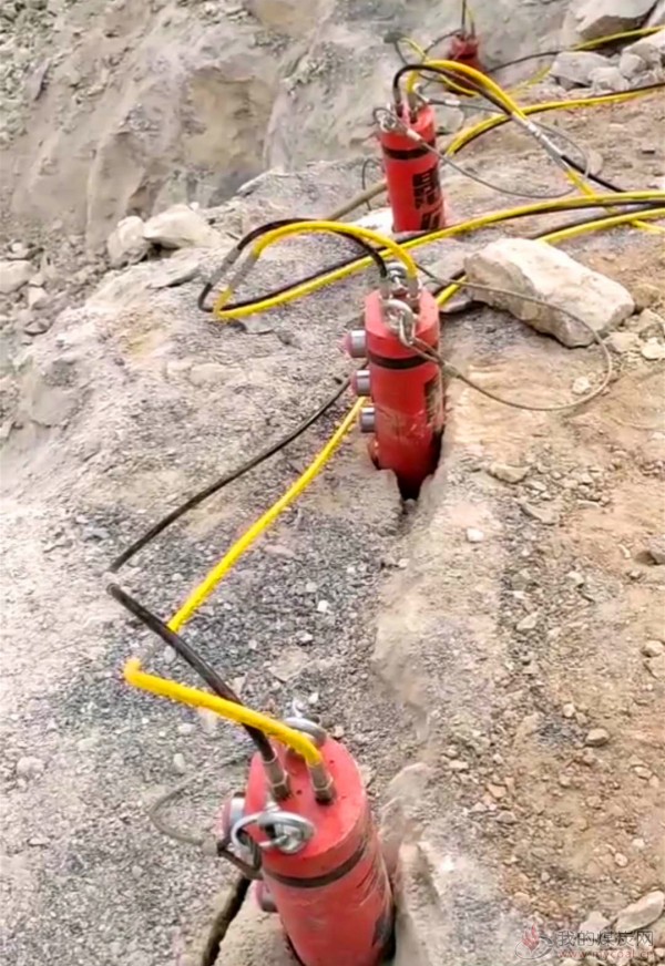 铜川矿山劈裂器施工案例