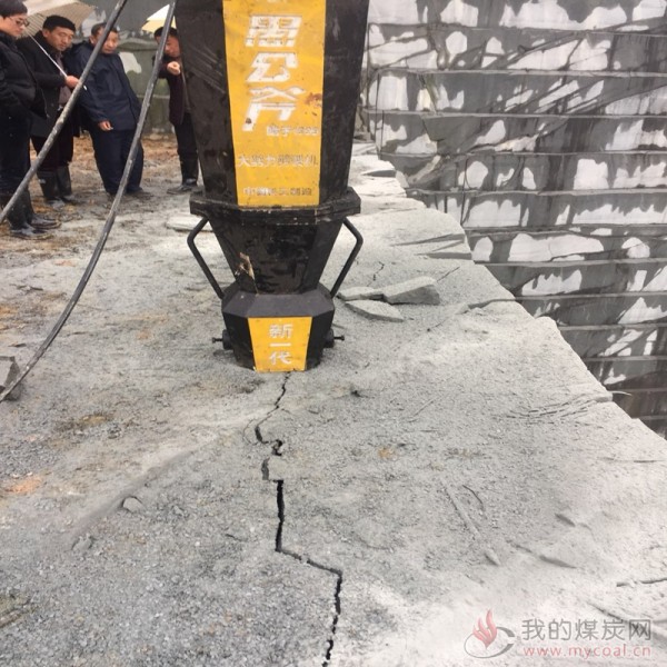 重庆开山用来撑石头的分裂设备免放炮采石
