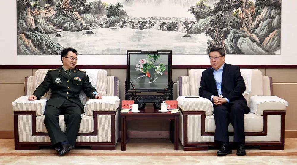 董事长刘孝孔在集团总部会见了枣庄军分区司令员王普照,政委赖铭河