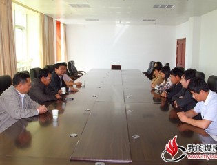  鄂托克前旗工会领导到新上海一号煤矿慰问困难学生