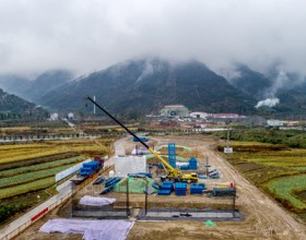 浙江仙居：冒雨施工赶