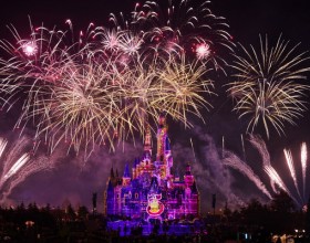  上海迪士尼度假区揭晓五周年庆典标志