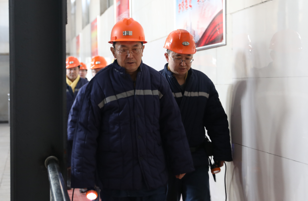 2月19日,集团公司副总经理,总工程师张殿振到孙村煤矿督导检查安全