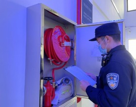 铁路警方检查消防器材