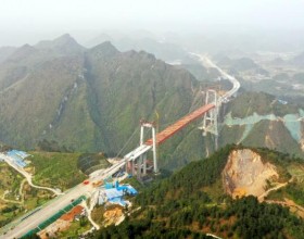 中国山区最宽的钢桁梁