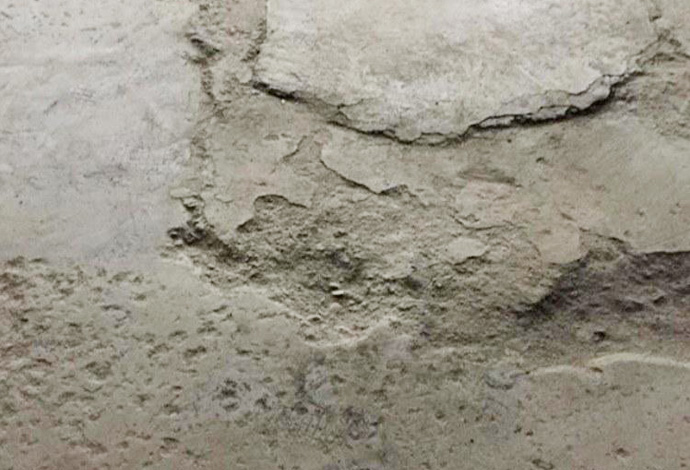 含泥块大导致地面表面形成凹坑