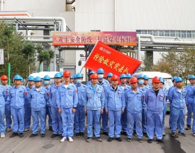  清水川能源公司检修分工会举行抢险救灾突击队授旗仪式