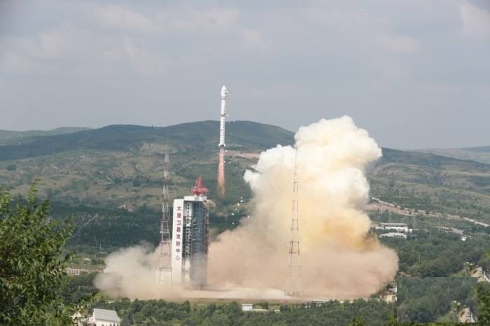 北京时间8月4日11时08分,中国在太原卫星发射中心使用长征四号乙遥四十运载火箭,成功将陆地生态系统碳监测卫星以及搭载的交通四号卫星和闵行少年星顺利送入预定轨道,发射任务获得圆满成功。陆地生态系统碳监测卫星主要用于陆地生态系统碳监测、陆地生态和资源调查监测、国家重大生态工程监测评价,并为环保、测绘、气象、农业、减灾等领域提供业务支撑和研究服务。此次任务是长征系列运载火箭第430次飞行。图为发射现场。 供图:郑斌