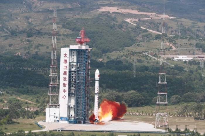 北京时间8月4日11时08分,中国在太原卫星发射中心使用长征四号乙遥四十运载火箭,成功将陆地生态系统碳监测卫星以及搭载的交通四号卫星和闵行少年星顺利送入预定轨道,发射任务获得圆满成功。陆地生态系统碳监测卫星主要用于陆地生态系统碳监测、陆地生态和资源调查监测、国家重大生态工程监测评价,并为环保、测绘、气象、农业、减灾等领域提供业务支撑和研究服务。此次任务是长征系列运载火箭第430次飞行。图为发射现场。 供图:郑斌