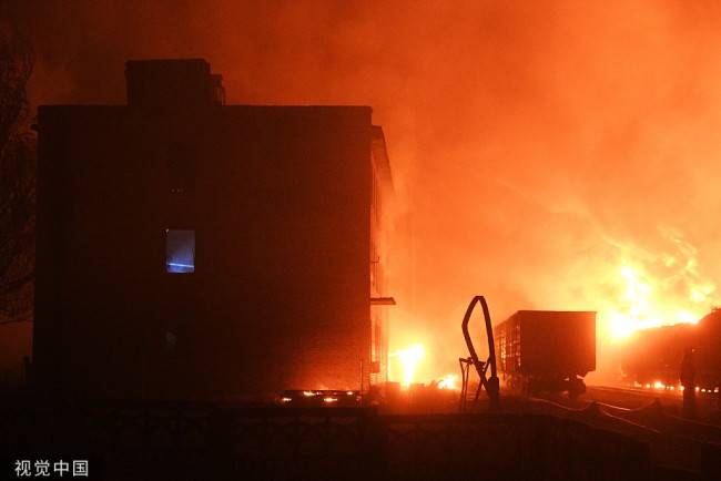 当地时间2022年10月26日，顿涅茨克地区，在俄罗斯对乌克兰的军事行动中，炮轰导致当地一处油库起火爆炸。