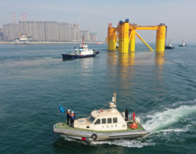  中海油漂浮式风电平台从青岛起拖开航驶往珠海，海事部门全程护航