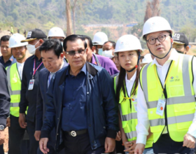 柬埔寨首相洪森视察水