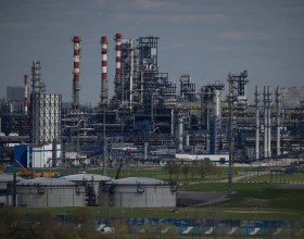 俄罗斯一炼油厂发生火