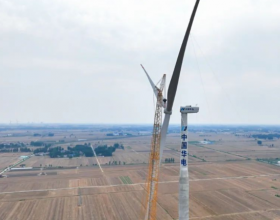  神大集团成功完成临涣项目首台166米混塔风机吊装