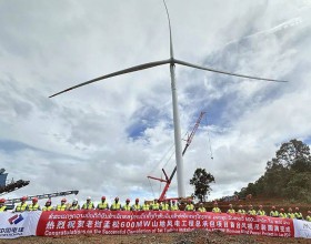  中国电建老挝孟松600兆瓦风电项目首台风电机组顺利完成吊装