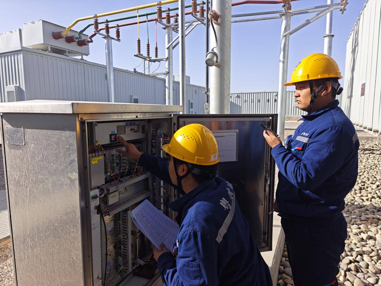 图8新疆能源公司巴楚光伏电站运维人员核对设备状态