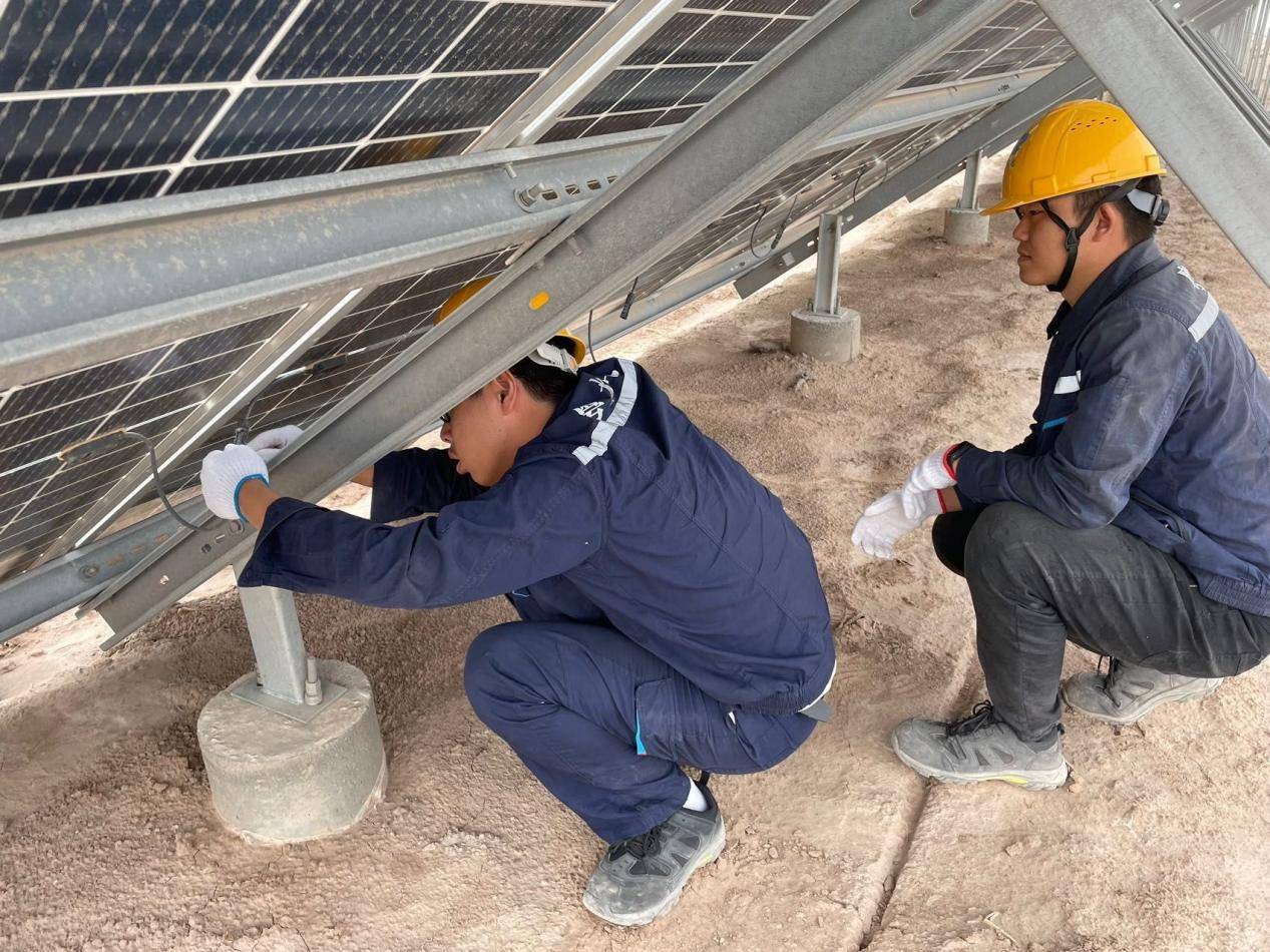图4 新疆能源公司运维人员对光伏组件进行电流回路接线