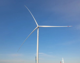  国能风电公司民勤10万千瓦风电项目顺利完成首台风机吊装